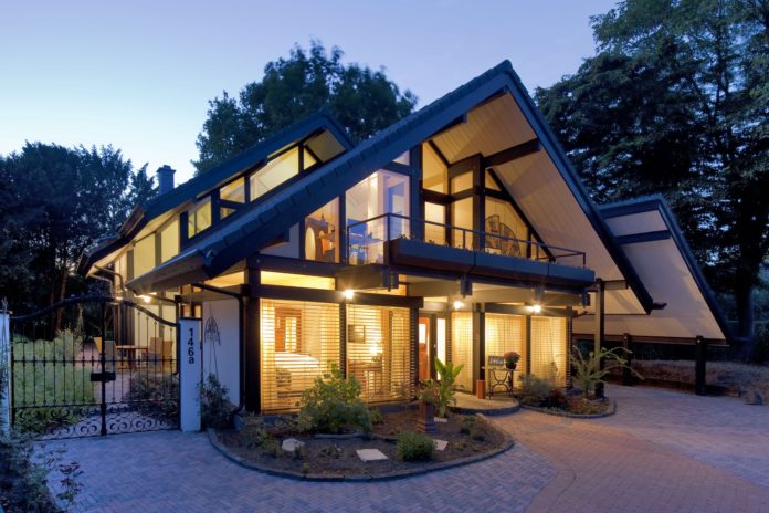Free image/jpeg Resolution: 5616x3744, File size: 3.2Mb, Light in timber framed house
