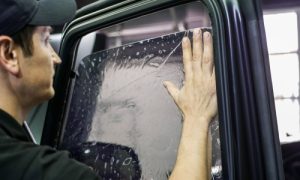 Пленка для тонировки стекол автомобиля: эффективная защита и стильный вид