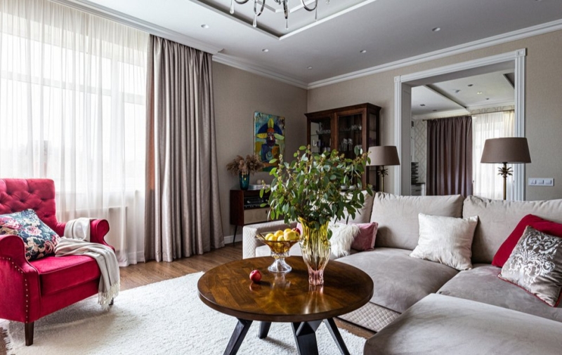 Смелое сочетание эклектики и классики в доме 210 м²