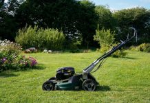 Как выбрать газонокосилку для дачи: 8 самых важных характеристик