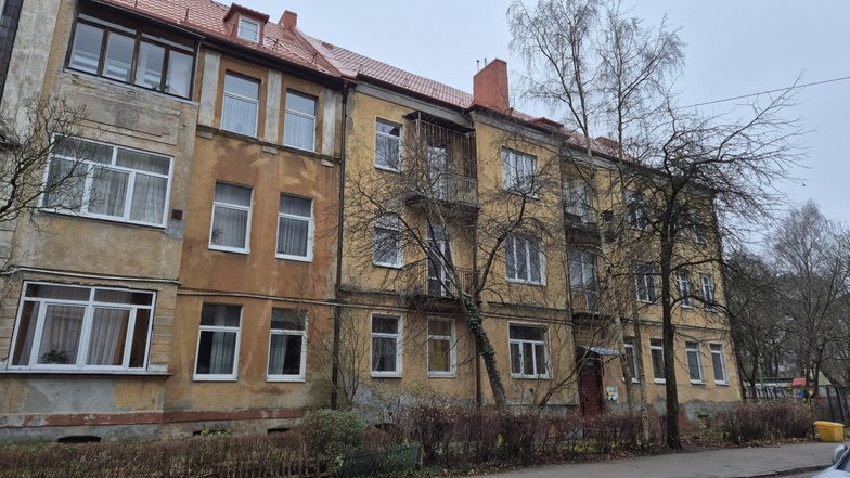На улице Алябьева в Калининграде отремонтируют столетний дом с маскароном