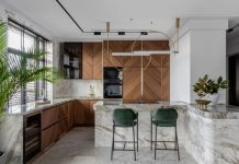 Объединили две квартиры и создали современный интерьер с классическими акцентами