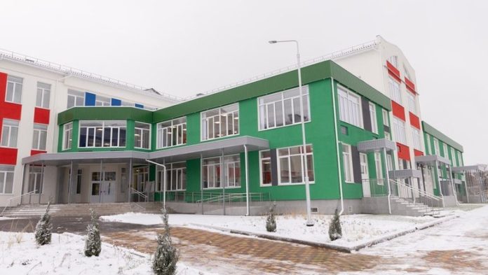 v-simferopolskom-rajone-kryma-za-915-mln-rublej-postroili-shkolu-na-600-mest-052a068.jpg