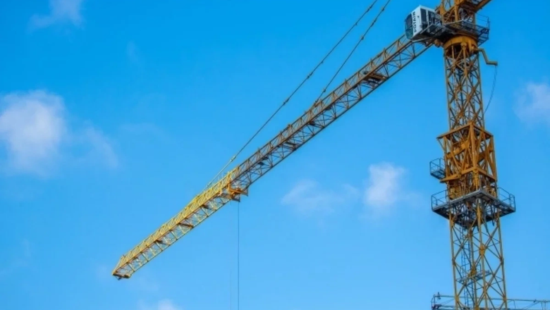 Жители Перми пожаловались на работу башенного крана над тротуаром