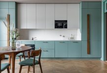 Как обустроили двушку 64 м² в новостройке: цвет, авторские предметы и живопись