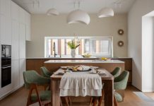 Дом 100 м² в Подмосковье в природной палитре с цветными акцентами