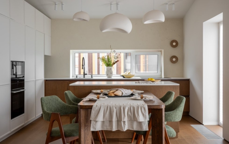 Дом 100 м² в Подмосковье в природной палитре с цветными акцентами