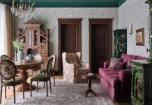 Дом 120 м² в Подмосковье с резной мебелью, ручной росписью и цветными потолками