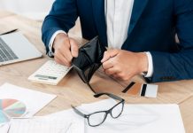 Эксперт Холопик сообщил о риске банкротств застройщиков в России