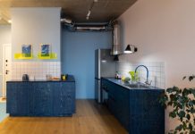 Яркие цвета, нестандартные материалы и арт-потолок в двушке 42 м²