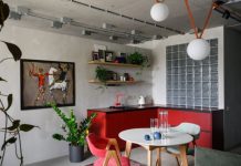 Как обустроили студию 55 м² для IT-специалиста: натуральные фактуры, бетон и стеклоблоки