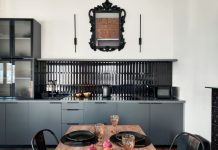 Лофт с французским акцентом: студия 46 м² со спальней на антресоли в доме 19 века