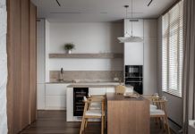 Московская двушка 65 м² с акцентной стеной-скалой, кухней с островом и продуманной системой хранения