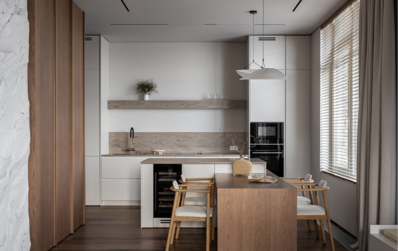 Московская двушка 65 м² с акцентной стеной-скалой, кухней с островом и продуманной системой хранения