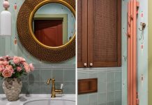 Санузел с обоями про пловчих, розовым полотенцесушителем и золотым зеркалом