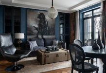 Современная двушка 88 м² с винтажным настроением: кухня из металла, стеклоблоки и чемоданы-столики