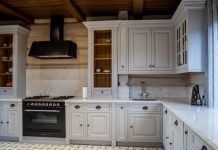 Вторая жизнь дома у озера: как бережно обновили интерьер, сохранив дух семьи