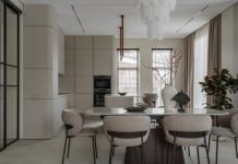 Двухэтажный дом в Подмосковье: радиусные формы, натуральный мрамор и теплый беж