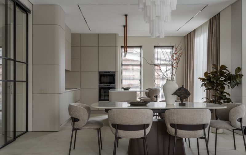 Двухэтажный дом в Подмосковье: радиусные формы, натуральный мрамор и теплый беж