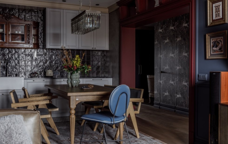 Эклектика в темных тонах: трешка 100 м² в Тюмени