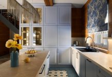 Интерьер в гармонии с природой: уютный загородный дом 135 м² с камином