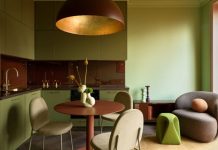 Трешка 70 м² без белых стен: интерьер в смелой колористике