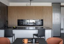 Дерево, камень и природные оттенки: интерьер питерской двушки 98 м² с интересным миксом фактур