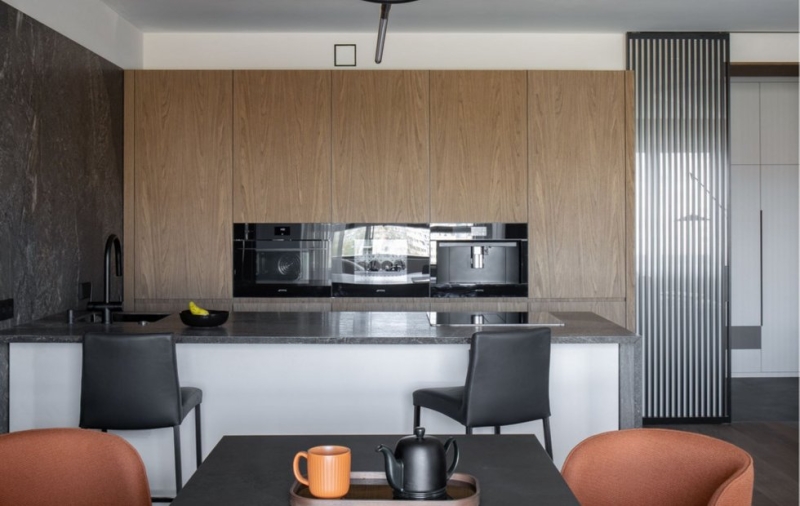 Дерево, камень и природные оттенки: интерьер питерской двушки 98 м² с интересным миксом фактур