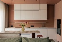 Двухэтажная квартира-конструктор 127 м² со смелыми формами и колор-блоками