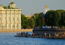 Исторические гранитные плиты отреставрируют на Дворцовой набережной