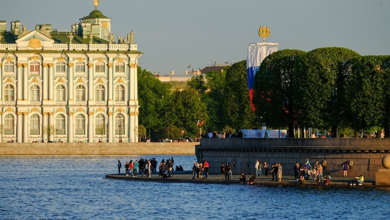 Исторические гранитные плиты отреставрируют на Дворцовой набережной