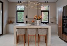 Как архитекторы создали просторный светлый дом в Барвихе со вторым светом и камином