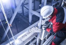 На один лифт – две «няньки»: Минстрой и Ростехнадзор будут отвечать за техобслуживание лифтов