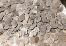 В Музее Москвы представили второй по величине клад в истории столицы