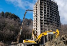 В Сочи снесли 17-этажный долгострой советской эпохи