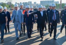 Александр Беглов и Андрей Костин прошли по строящемуся Большому Смоленскому мосту