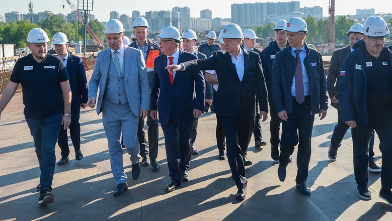 Александр Беглов и Андрей Костин прошли по строящемуся Большому Смоленскому мосту