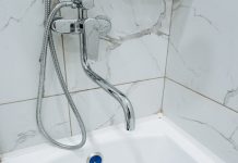 Как клеить бордюрную ленту: пошаговая инструкция и ценные советы