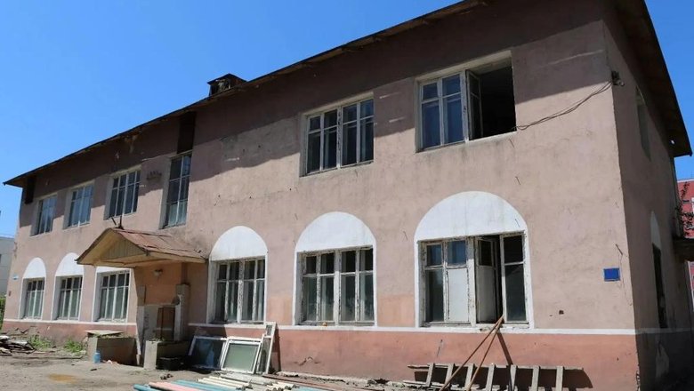 В Иркутске приступили к сносу аварийного здания на улице Афанасьева