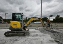 Дорожники укладывают финишный слой асфальта на трассе Краснодар — Ейск
