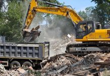 В Иркутске начался снос аварийного дома на улице Касьянова