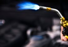 Как пользоваться газовой горелкой для строительства и ремонта: инструкции для портативных и кровельных моделей