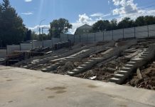 У областной больницы в Новосибирске начали ремонт лестницы, разрушенной дождями