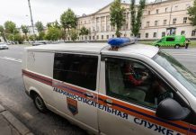 Спасатели Новосибирска сняли рабочих с зависшей люльки на 9 этаже