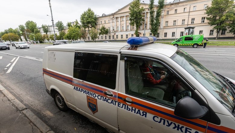 Спасатели Новосибирска сняли рабочих с зависшей люльки на 9 этаже