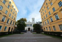 В Петербурге на год раньше отремонтировали исторические здания на Невском проспекте